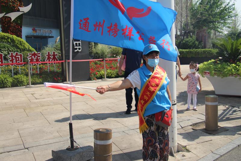 <strong>骚逼好想要被操爽</strong>